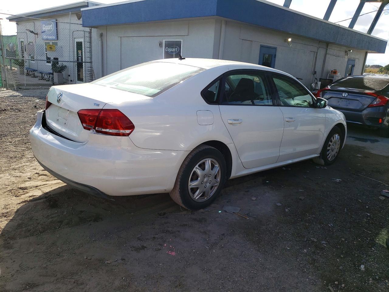 2014 VOLKSWAGEN Passat