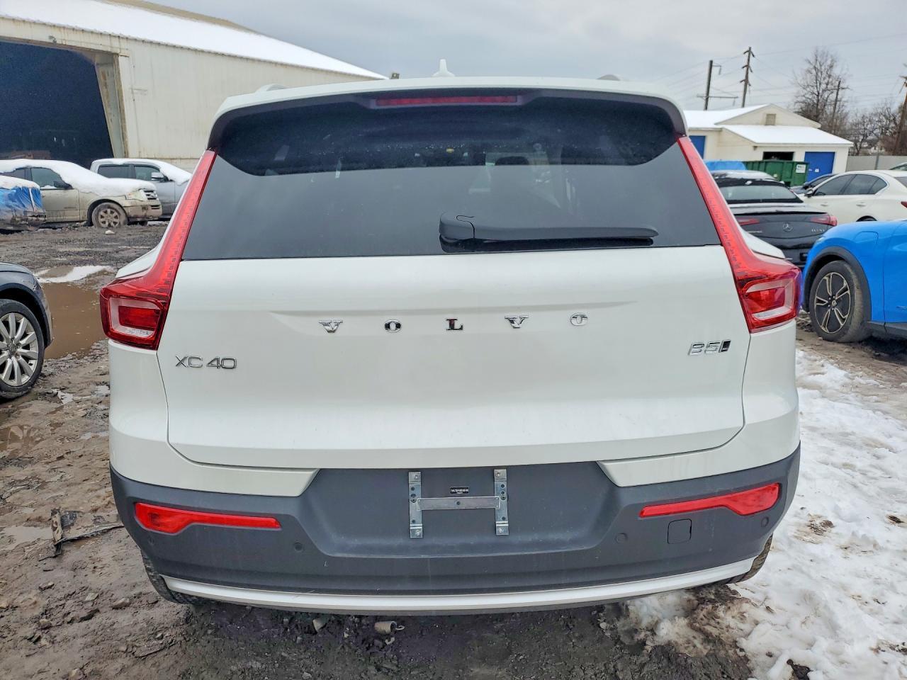 2025 VOLVO XC40