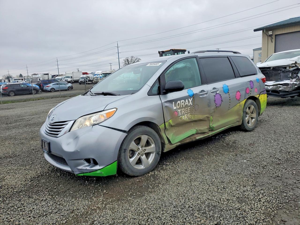 2016 TOYOTA SIENNA