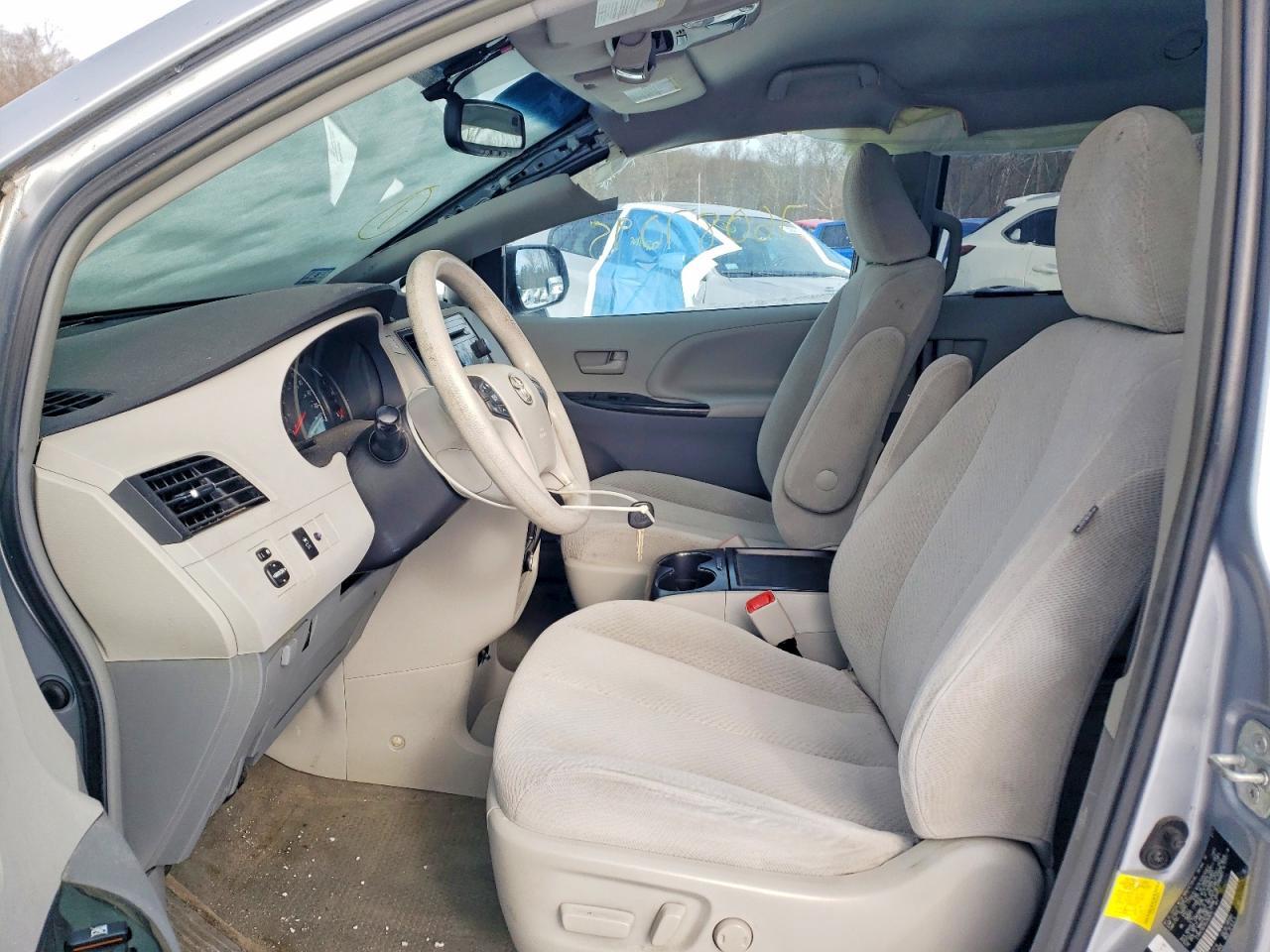 2011 TOYOTA SIENNA