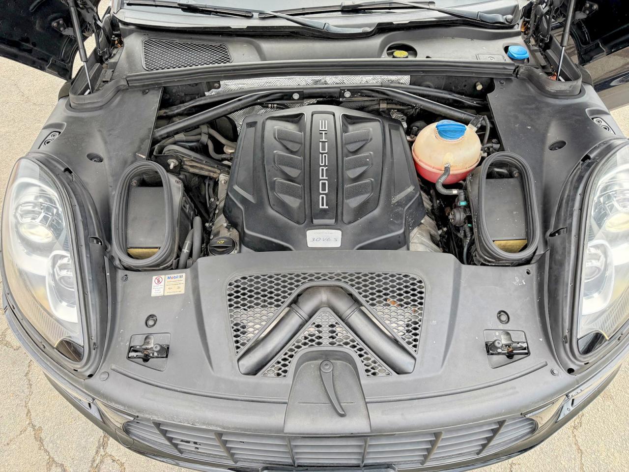 2017 PORSCHE Macan