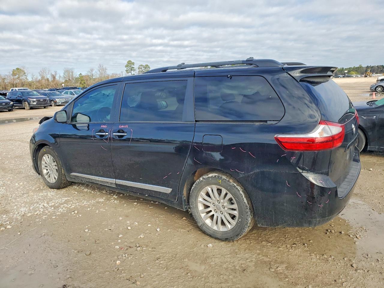 2016 TOYOTA SIENNA