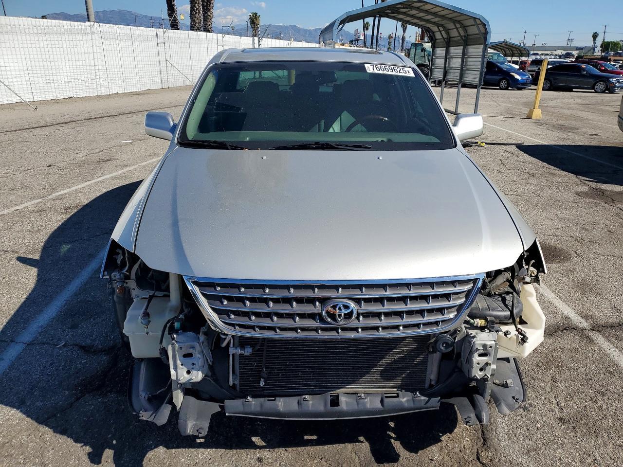 2004 TOYOTA Avalon