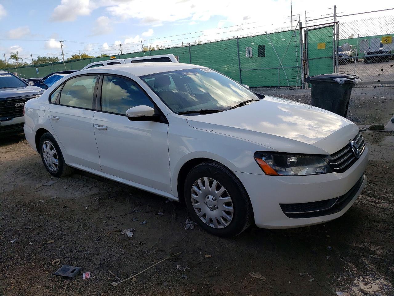 2014 VOLKSWAGEN Passat