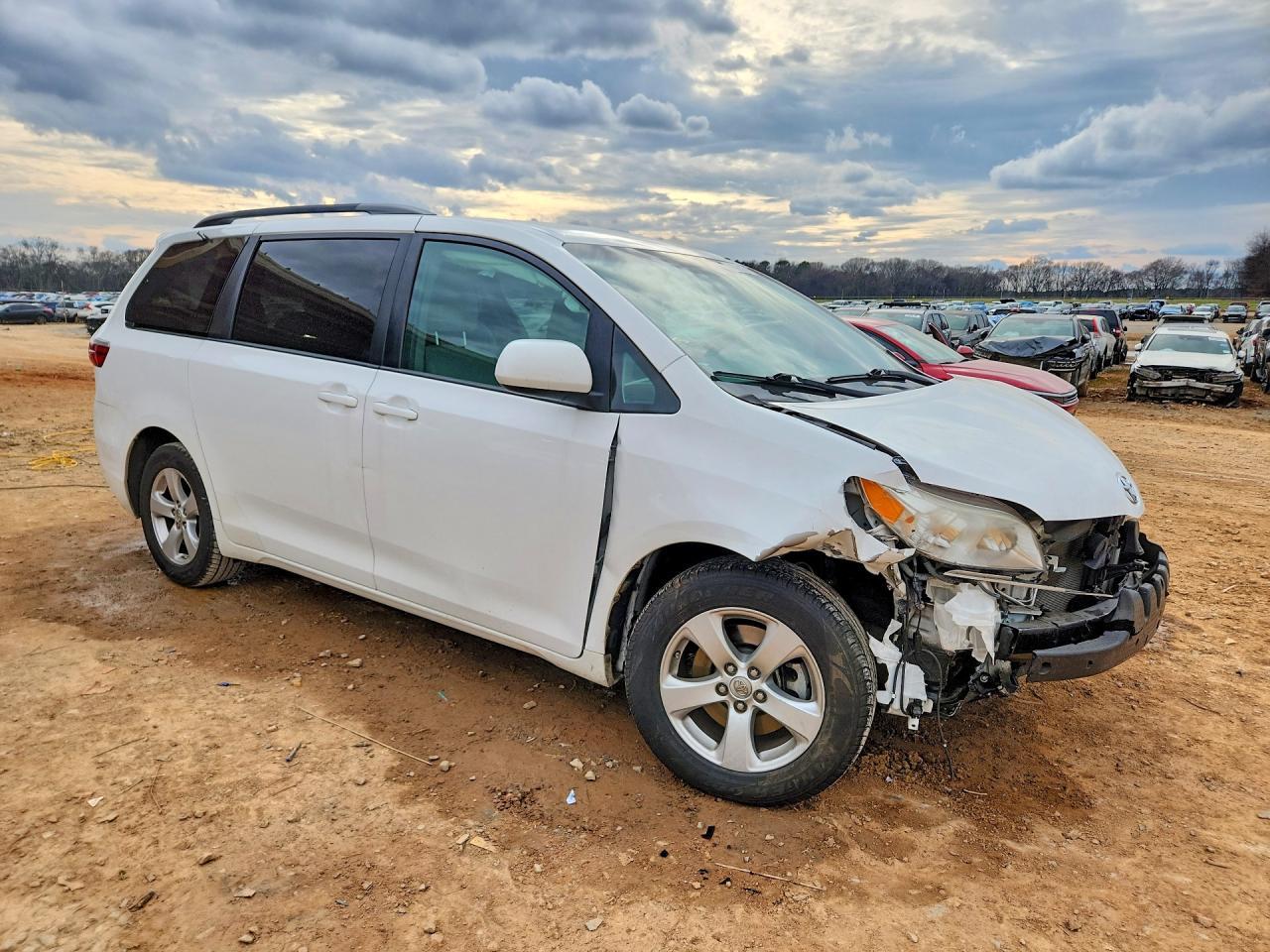 2016 TOYOTA SIENNA