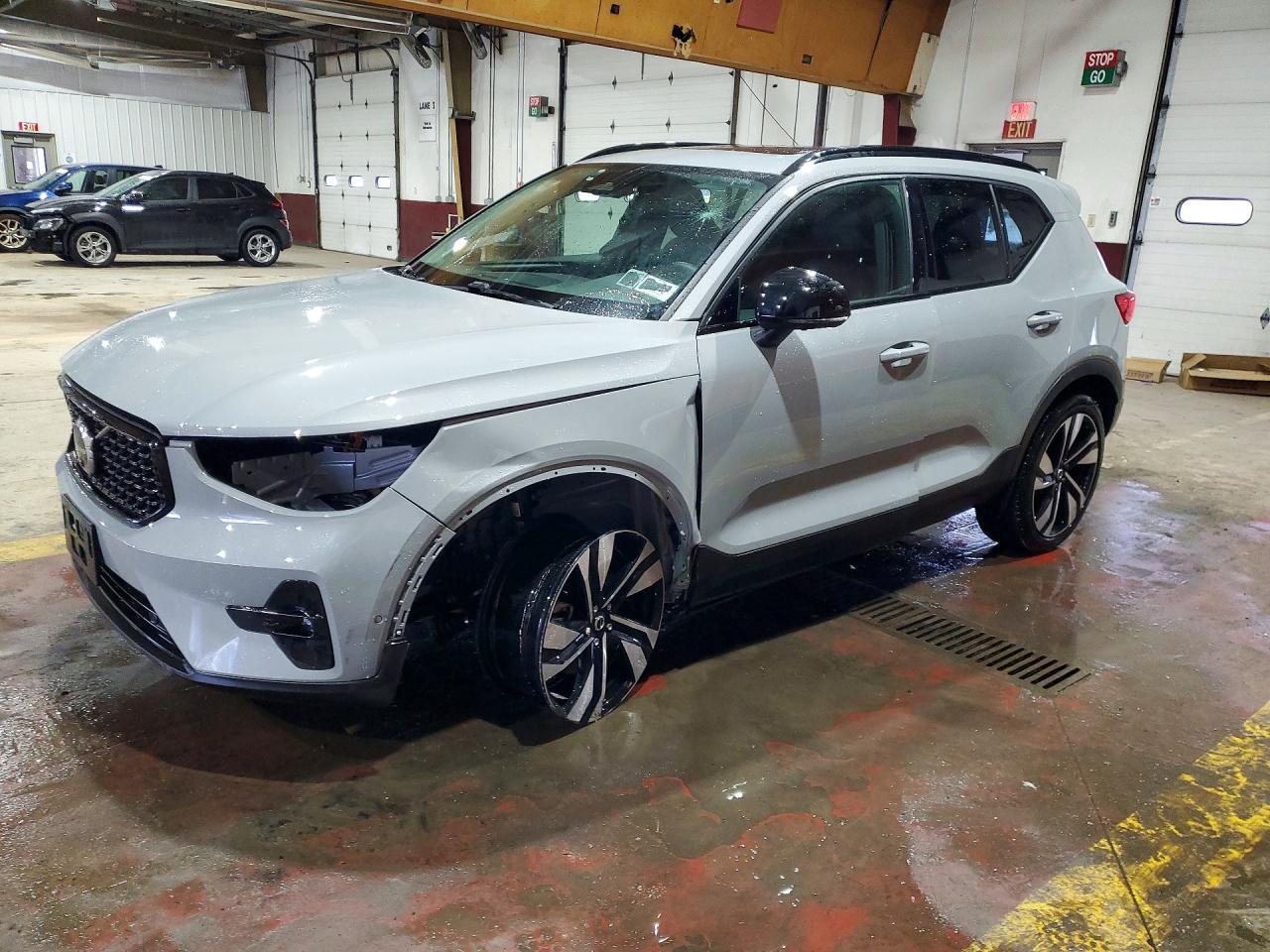 2025 VOLVO XC40