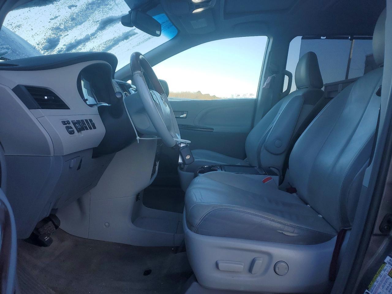 2013 TOYOTA SIENNA