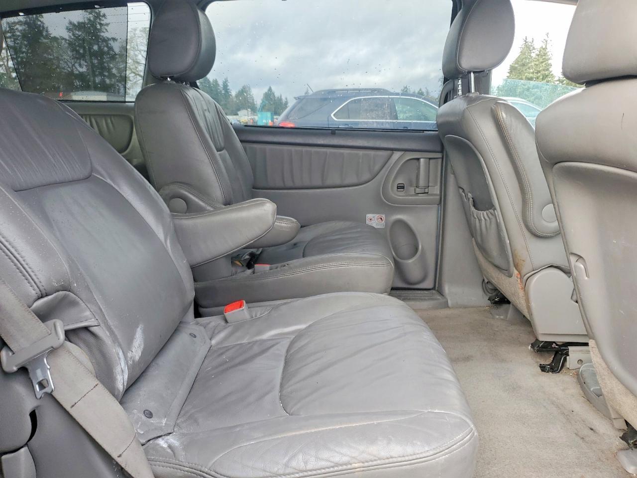 2010 TOYOTA SIENNA