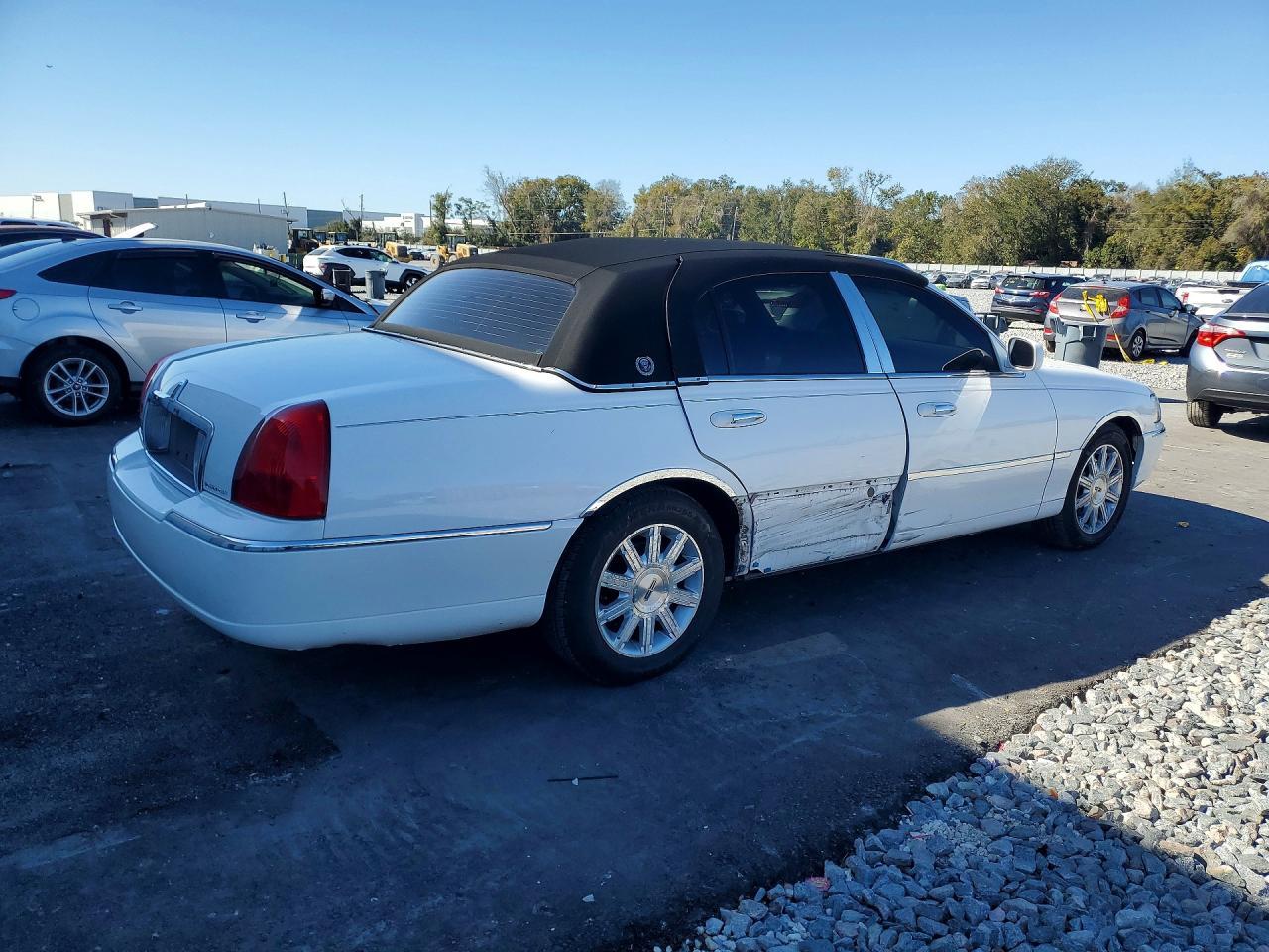 2010 LINCOLN Town Car