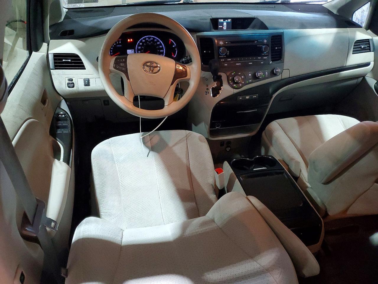 2011 TOYOTA SIENNA