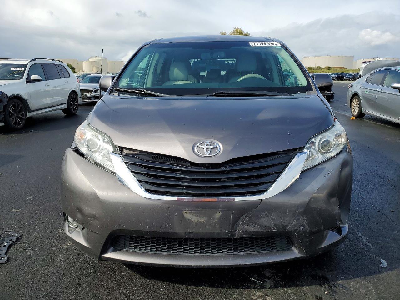 2012 TOYOTA SIENNA