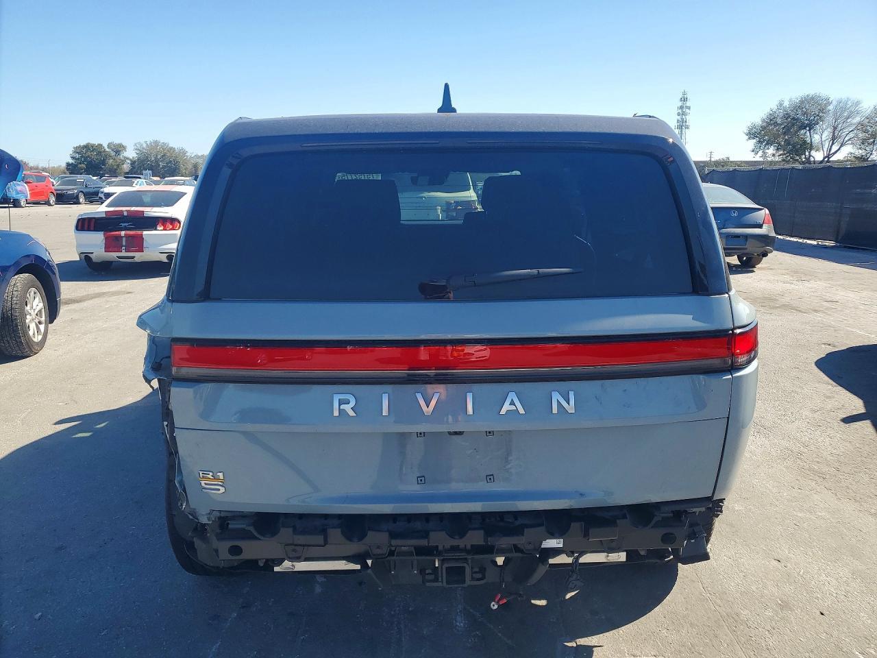 2024 RIVIAN R1s