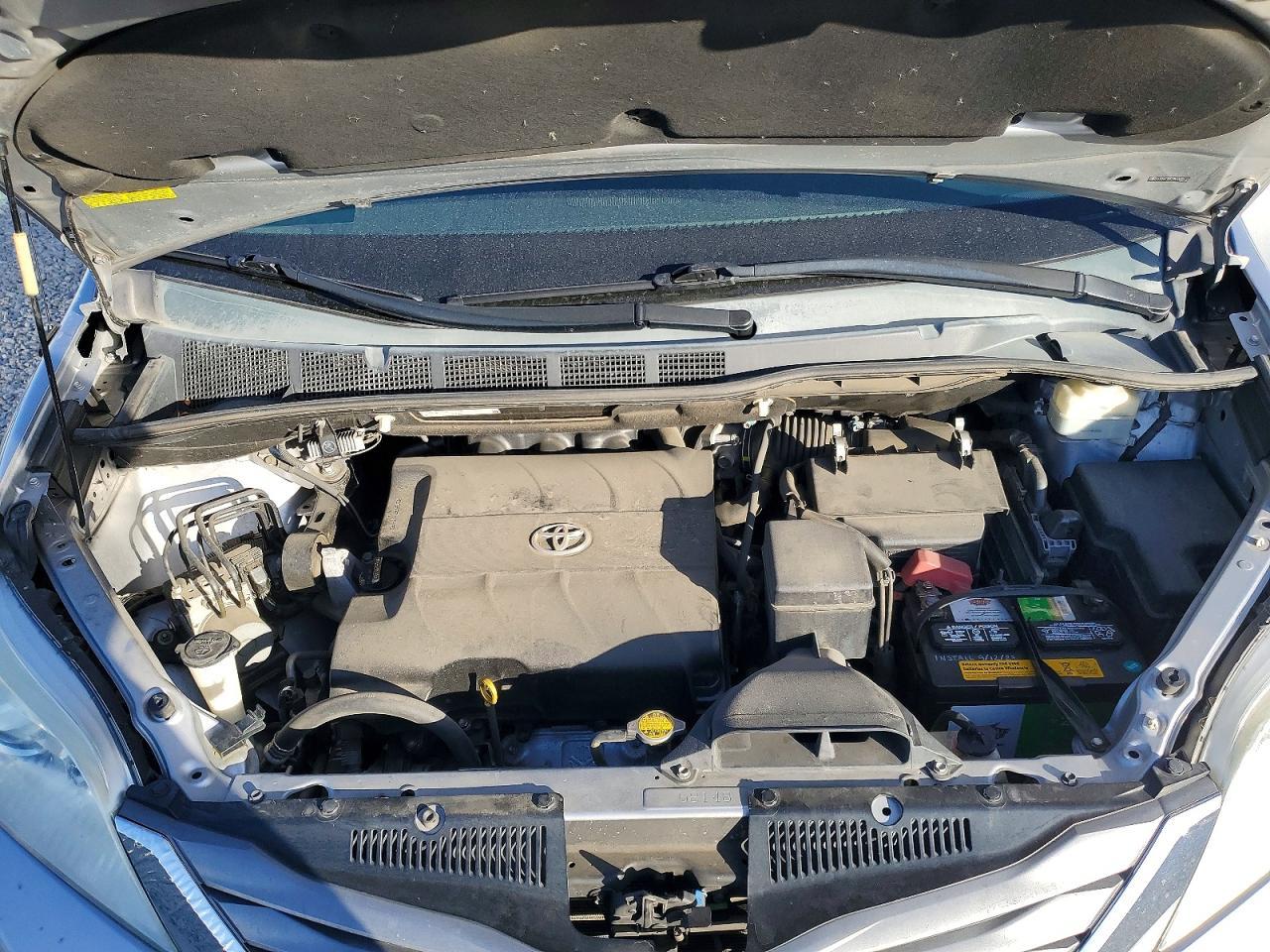 2011 TOYOTA SIENNA