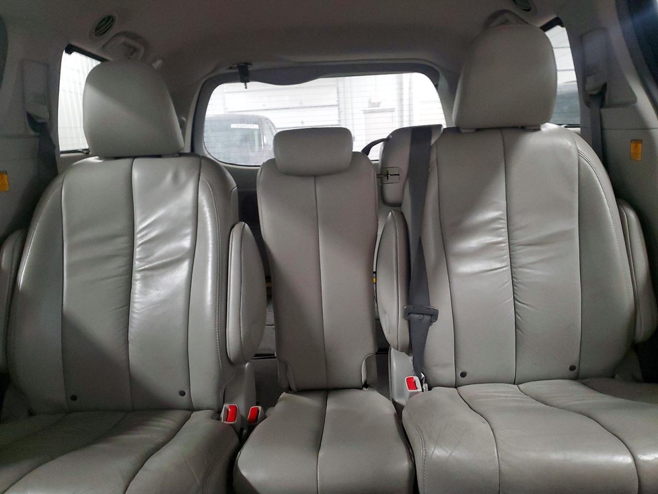 2011 TOYOTA SIENNA