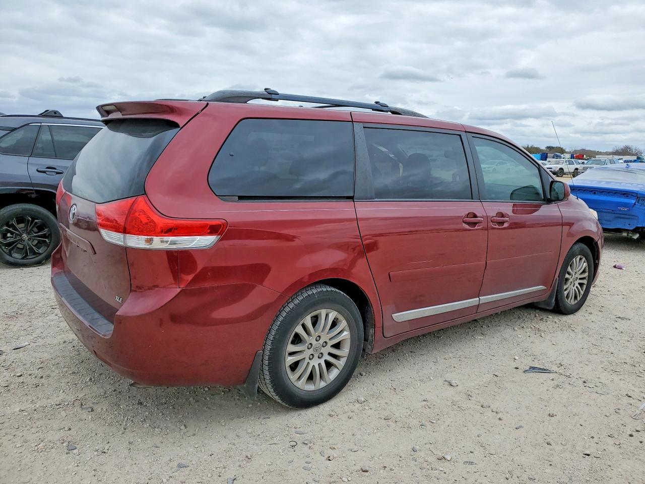 2013 TOYOTA SIENNA