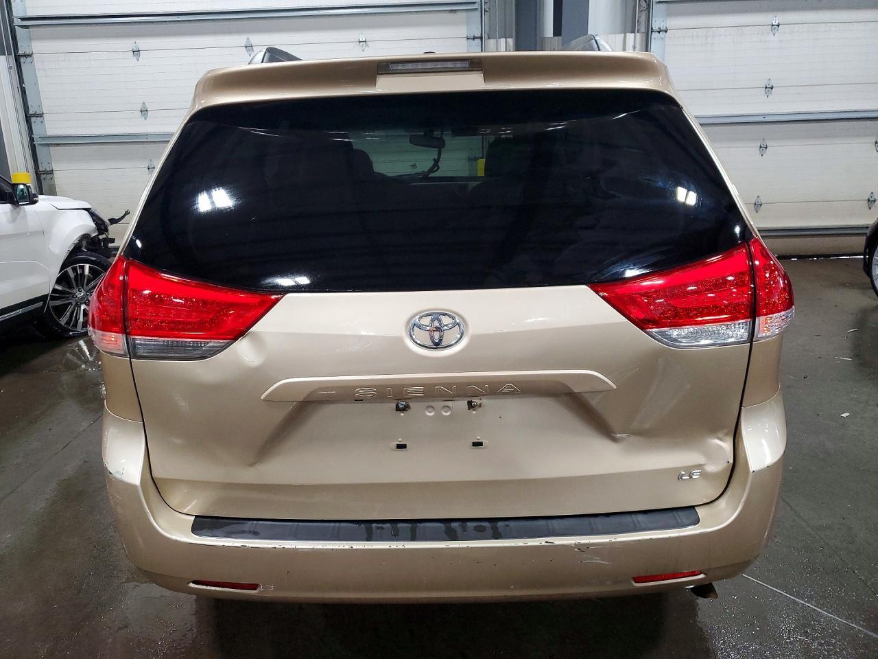 2011 TOYOTA SIENNA