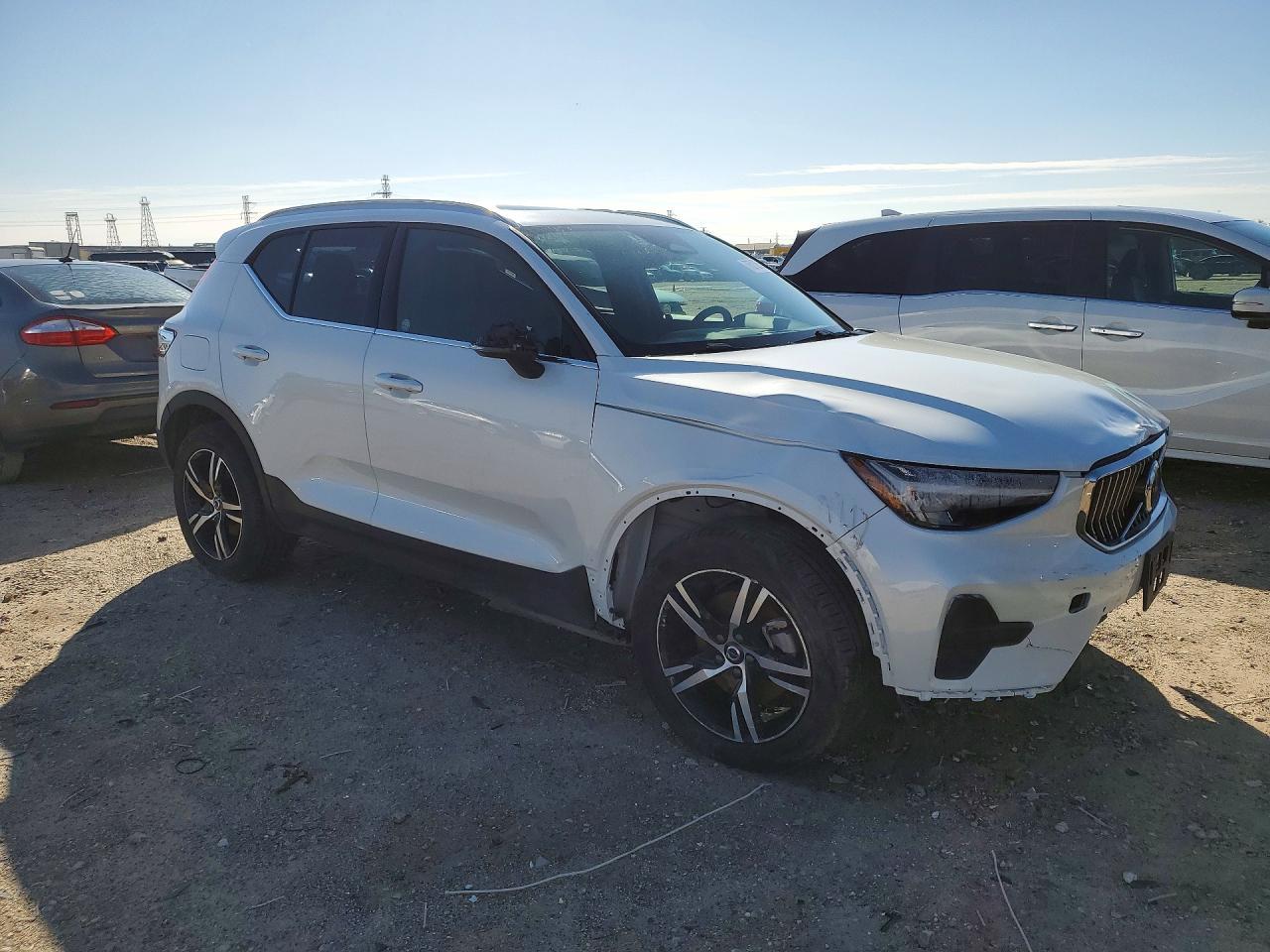 2025 VOLVO XC40
