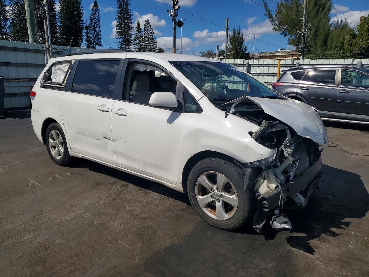 2014 TOYOTA SIENNA