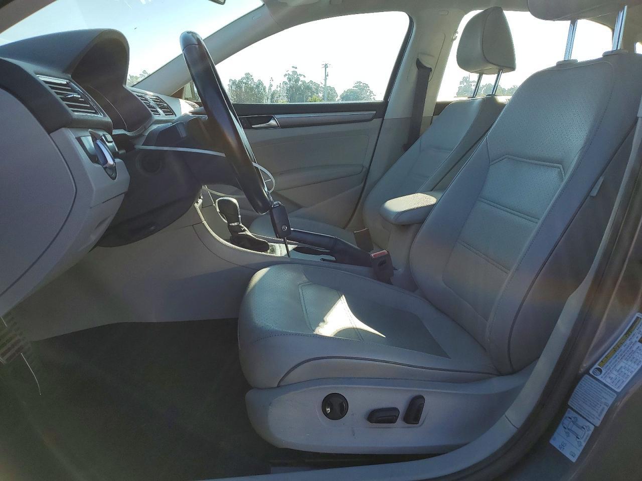 2017 VOLKSWAGEN Passat