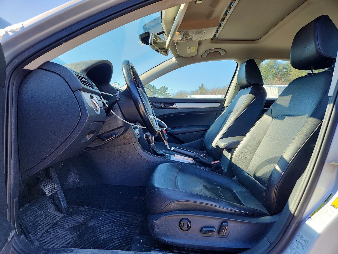 2012 VOLKSWAGEN Passat