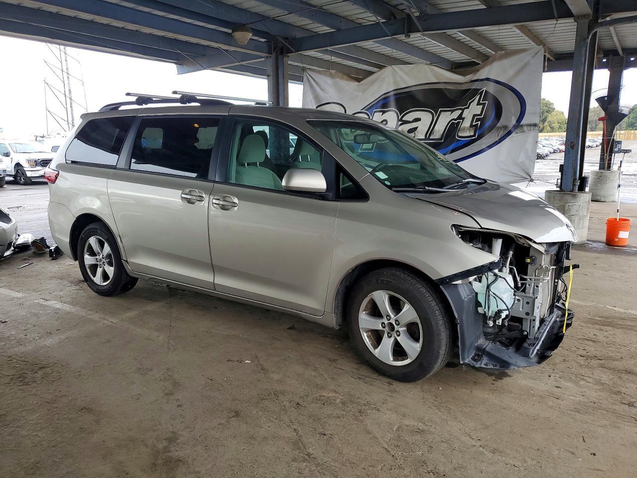 2016 TOYOTA SIENNA
