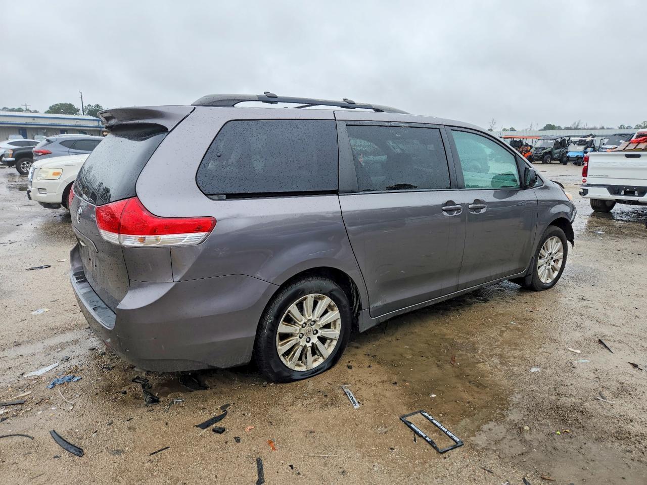 2011 TOYOTA SIENNA
