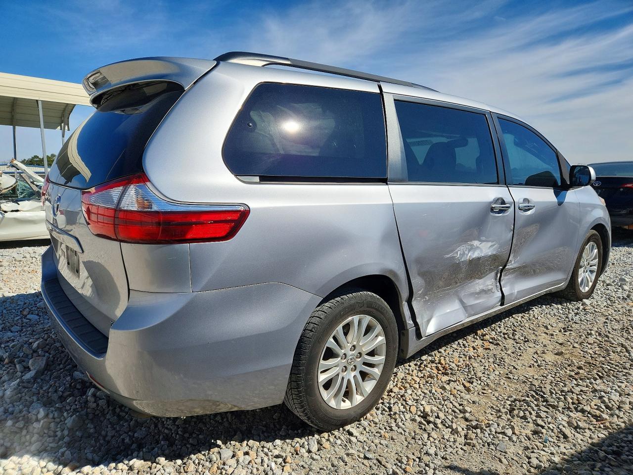 2017 TOYOTA SIENNA