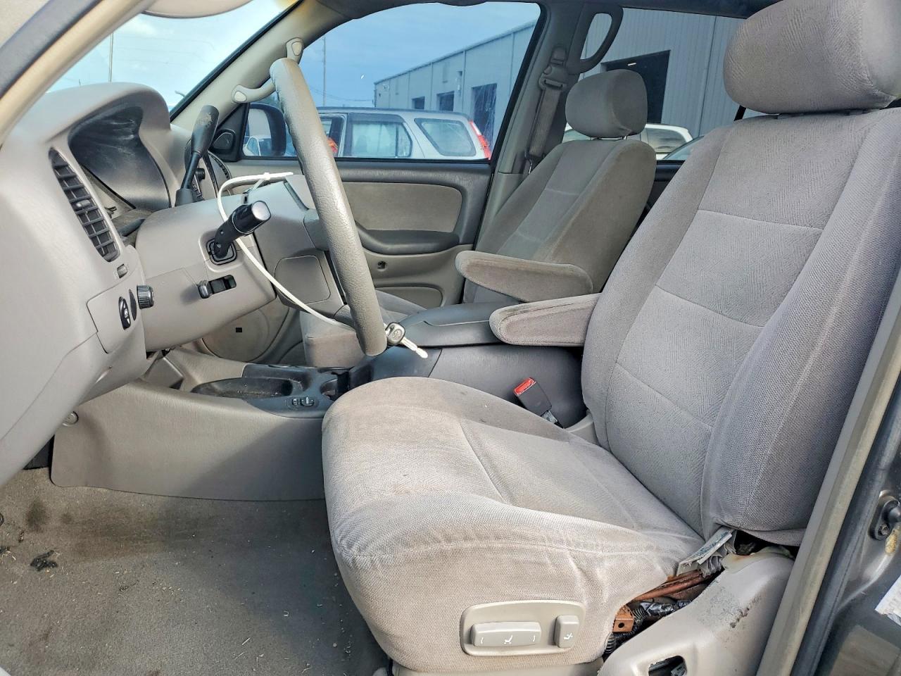 2004 TOYOTA Sequoia
