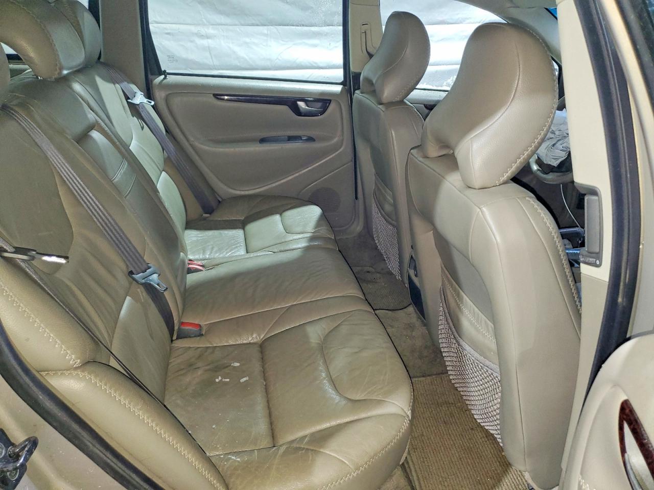 2002 VOLVO V70