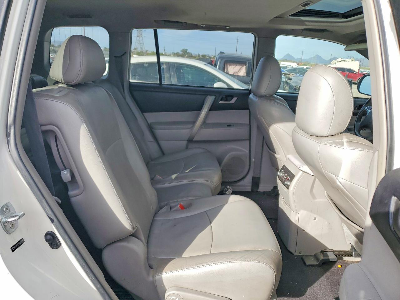 2011 TOYOTA HIGHLANDER