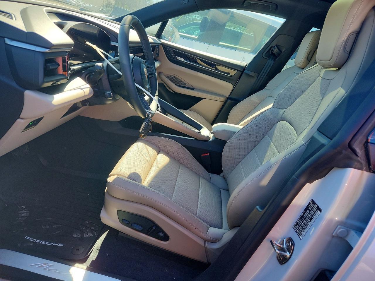 2025 PORSCHE Macan