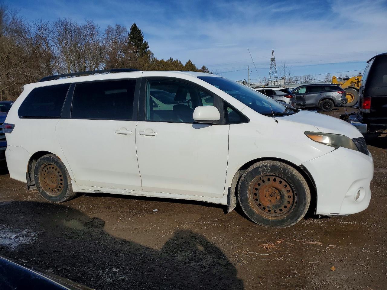 2011 TOYOTA SIENNA