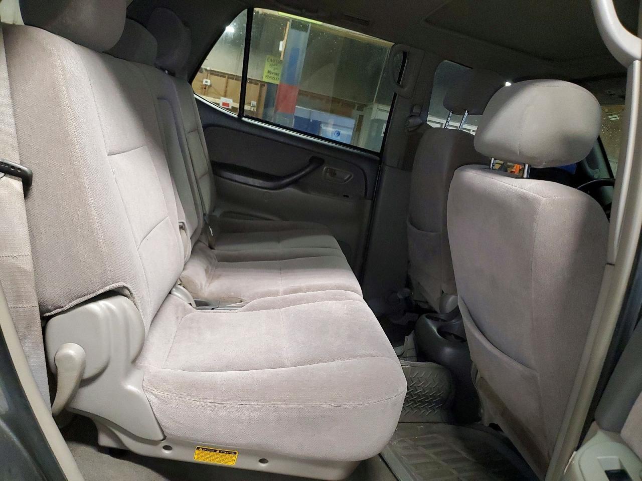 2004 TOYOTA Sequoia