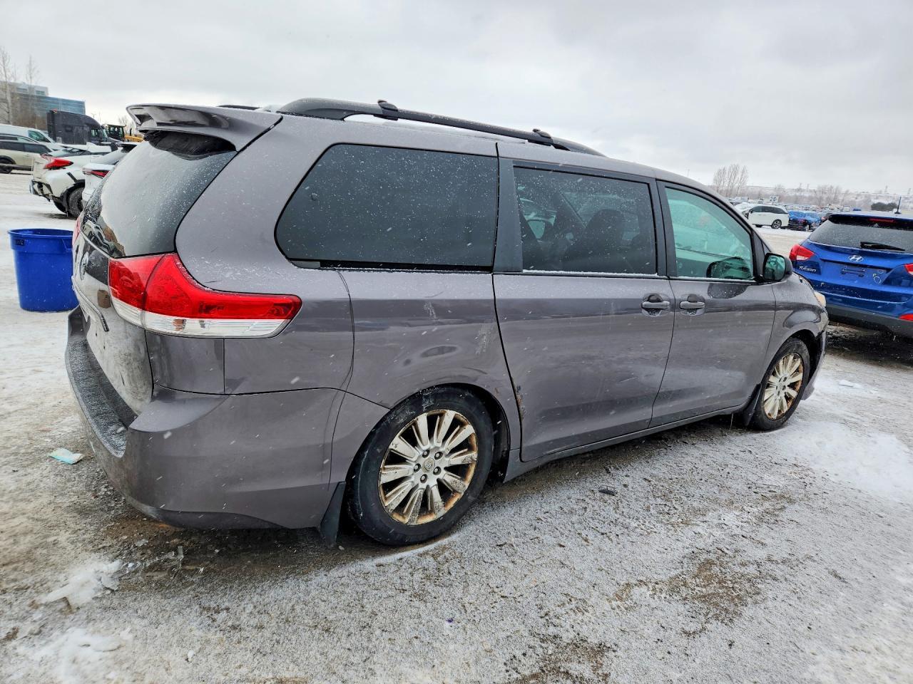 2011 TOYOTA SIENNA