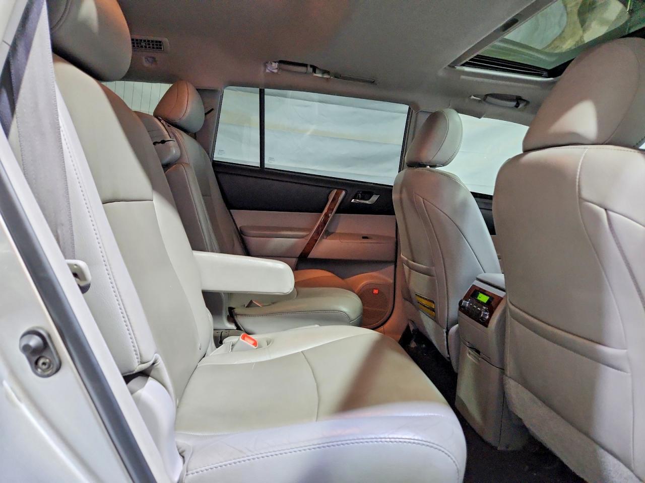 2011 TOYOTA HIGHLANDER