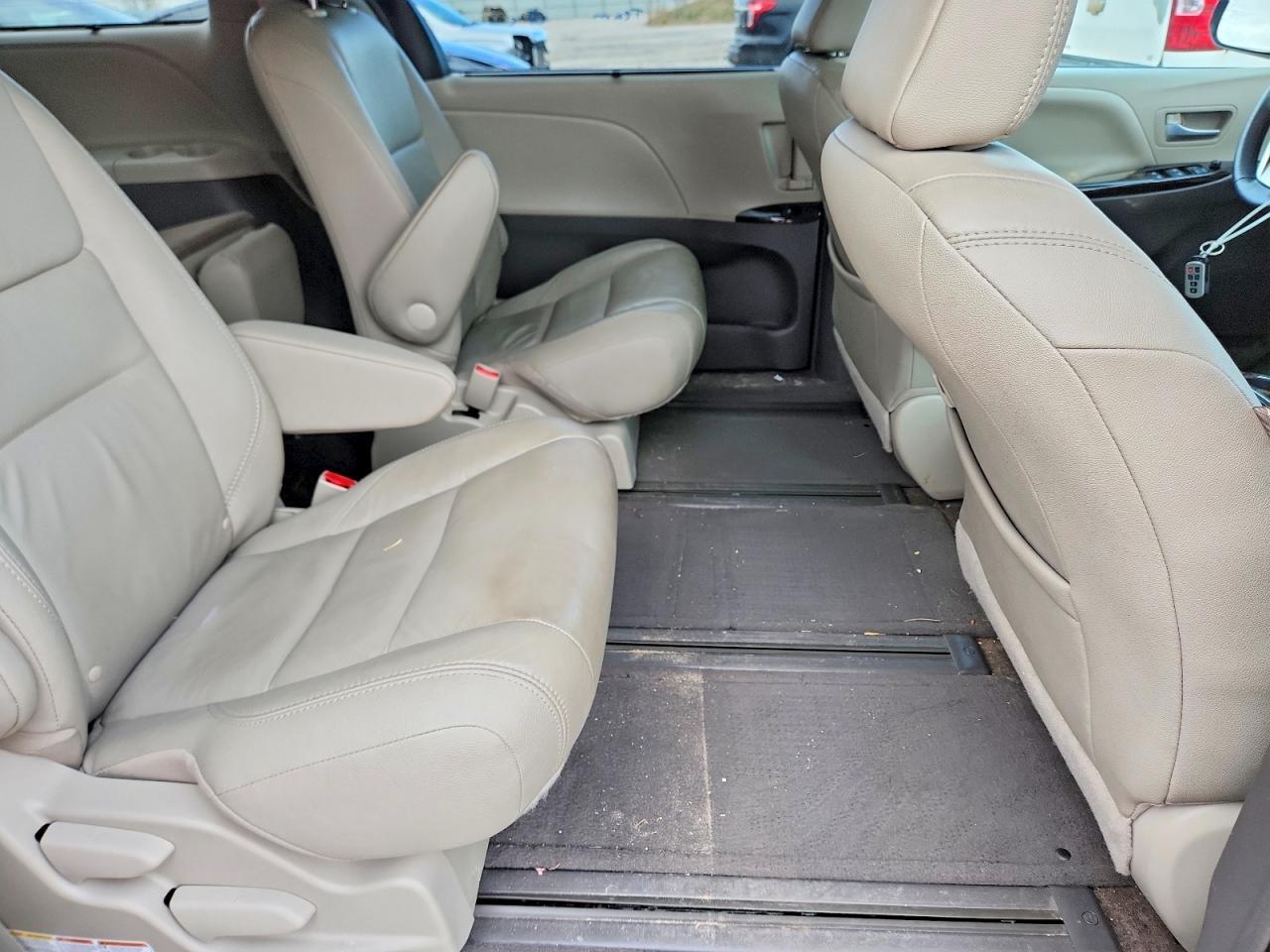 2017 TOYOTA SIENNA