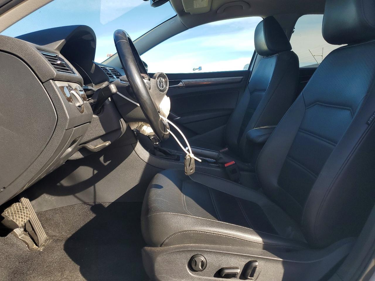 2017 VOLKSWAGEN Passat