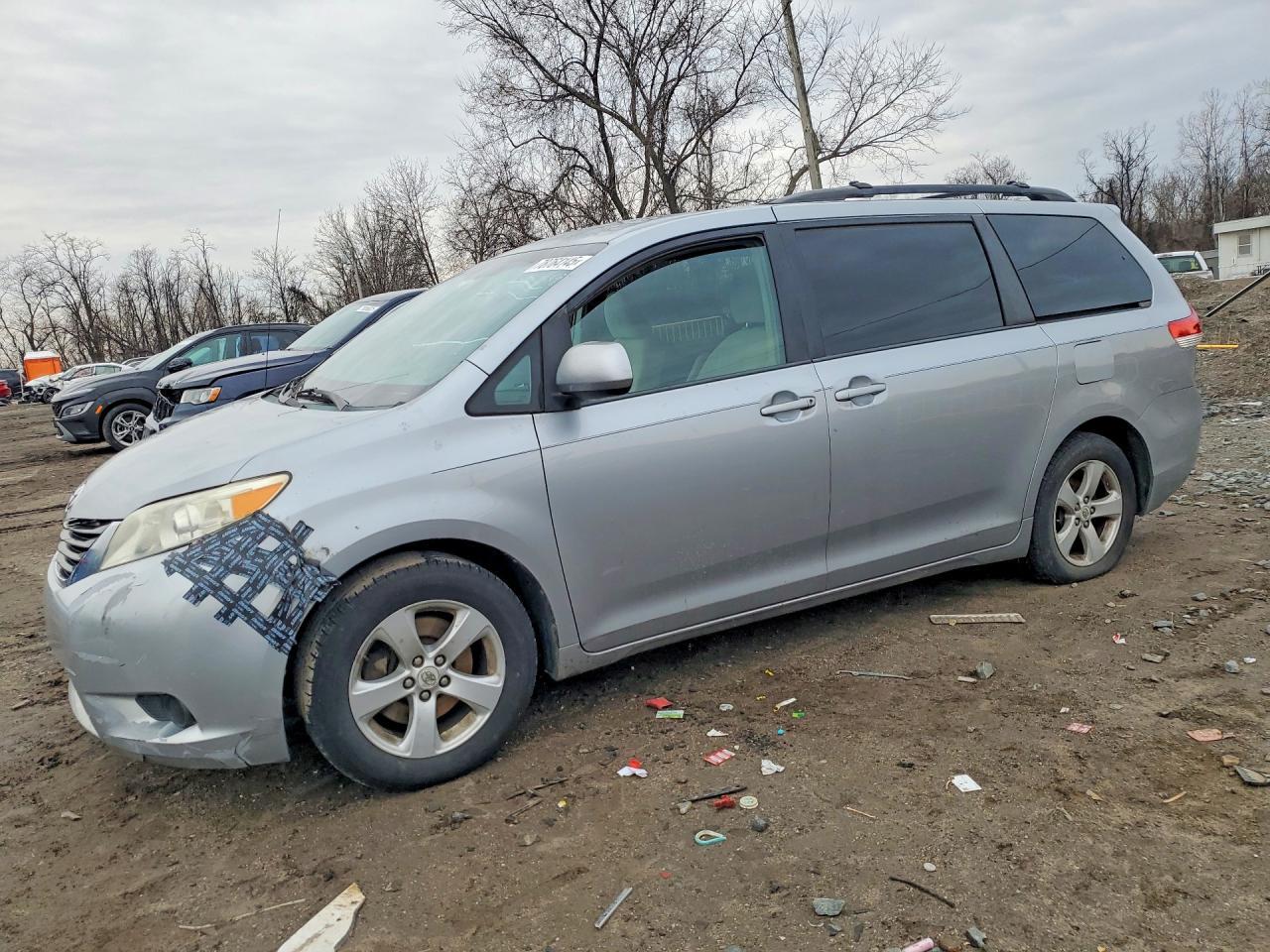 2012 TOYOTA SIENNA