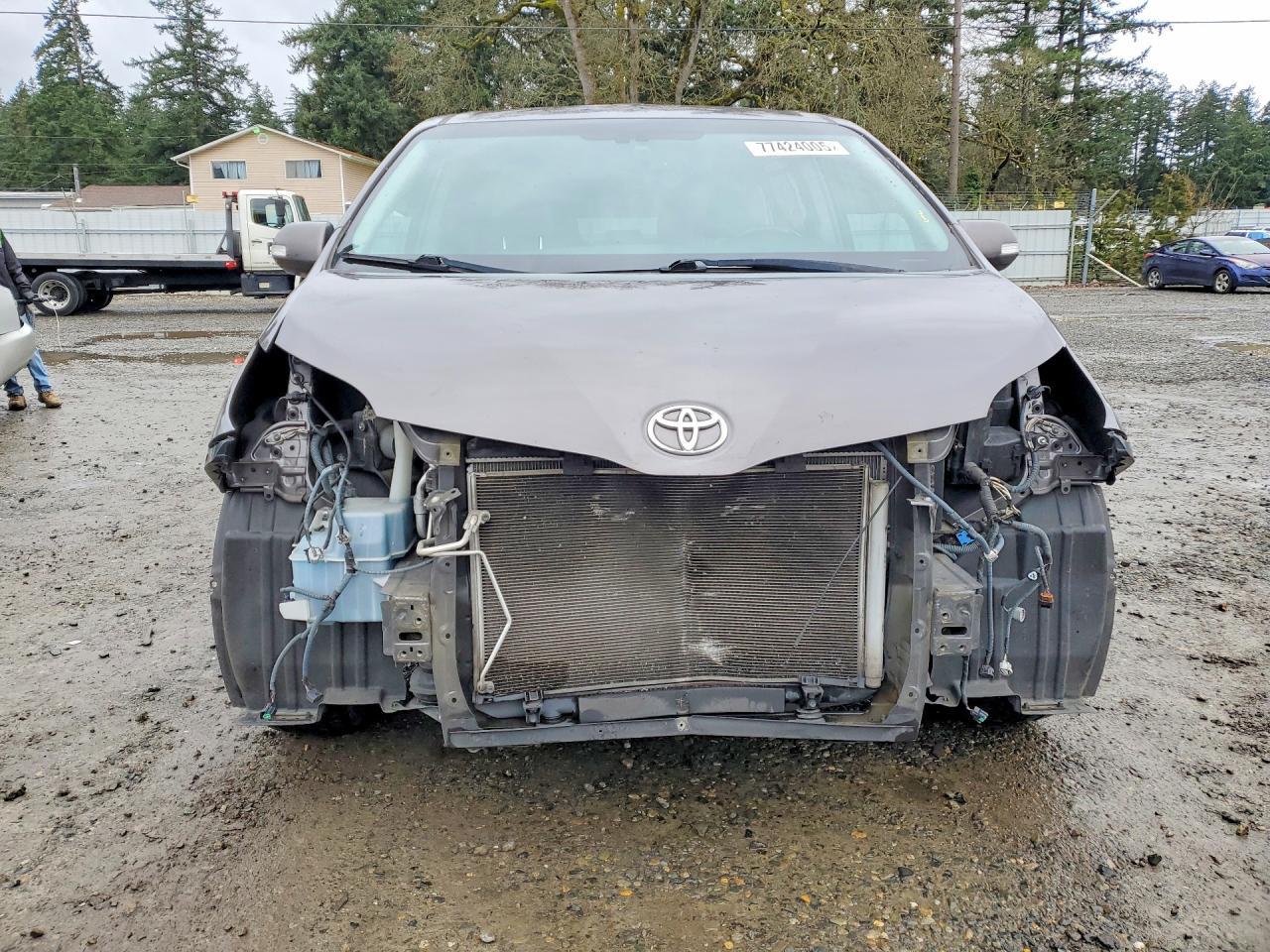 2014 TOYOTA SIENNA