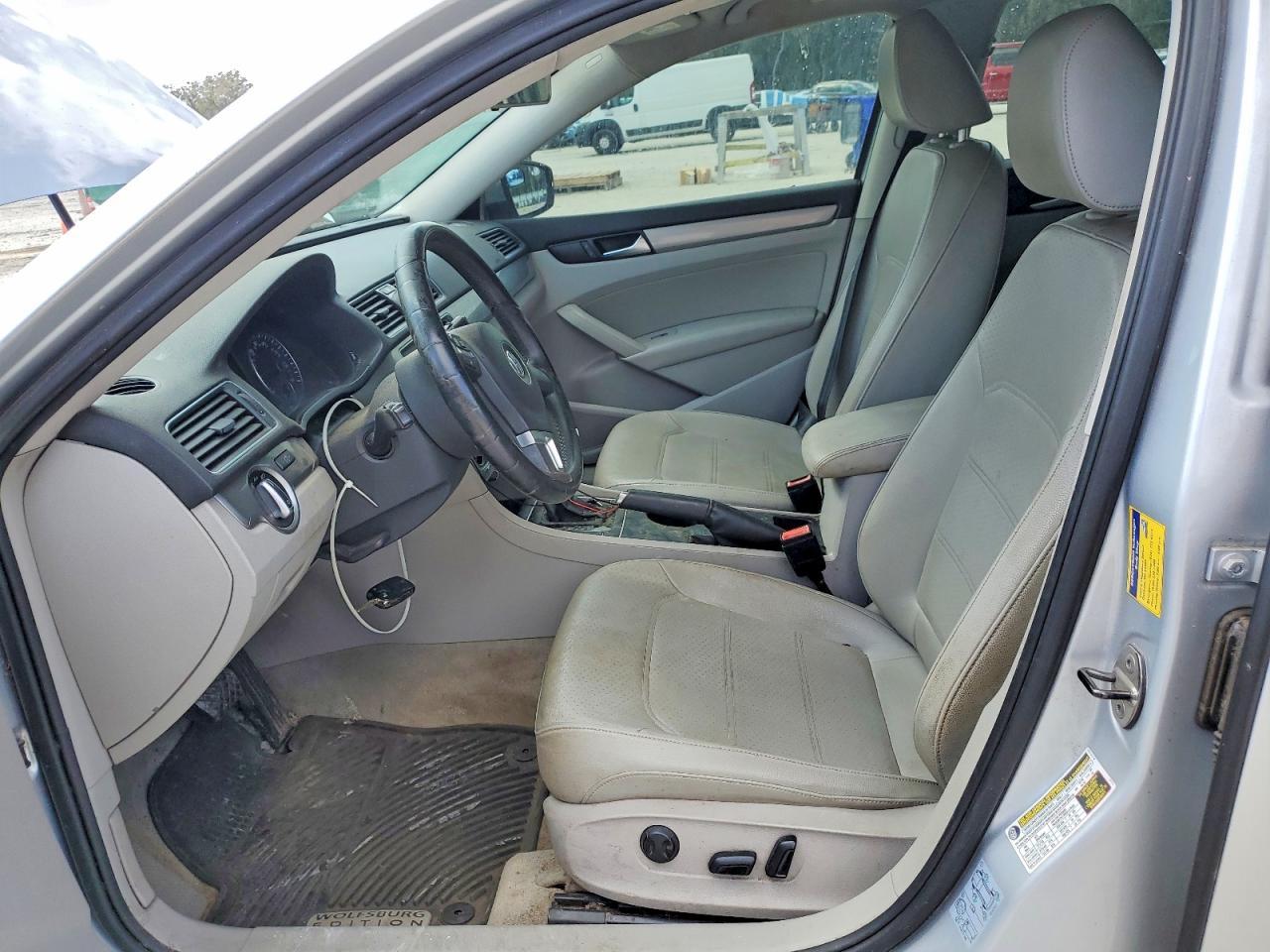 2014 VOLKSWAGEN Passat