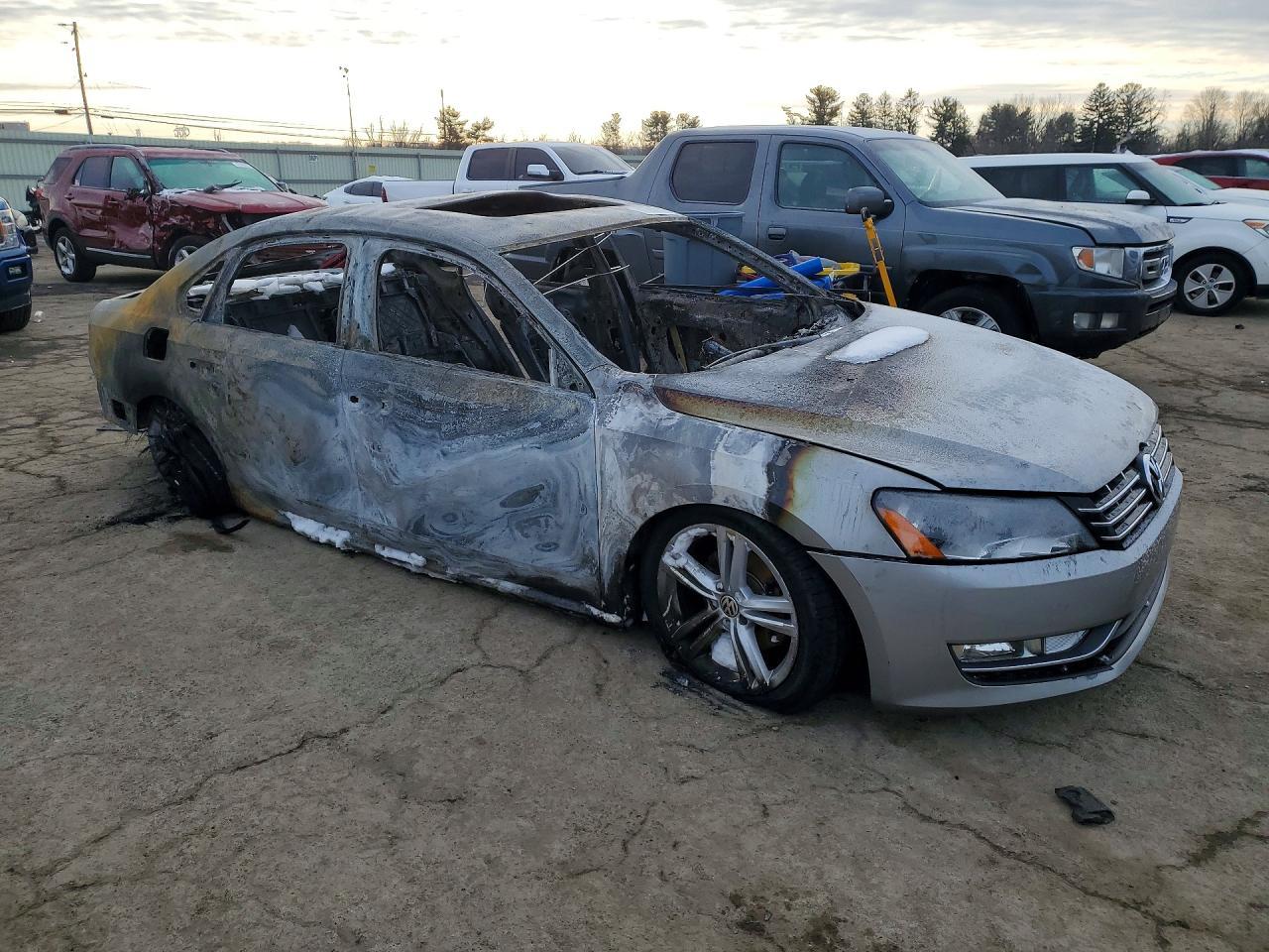 2013 VOLKSWAGEN Passat