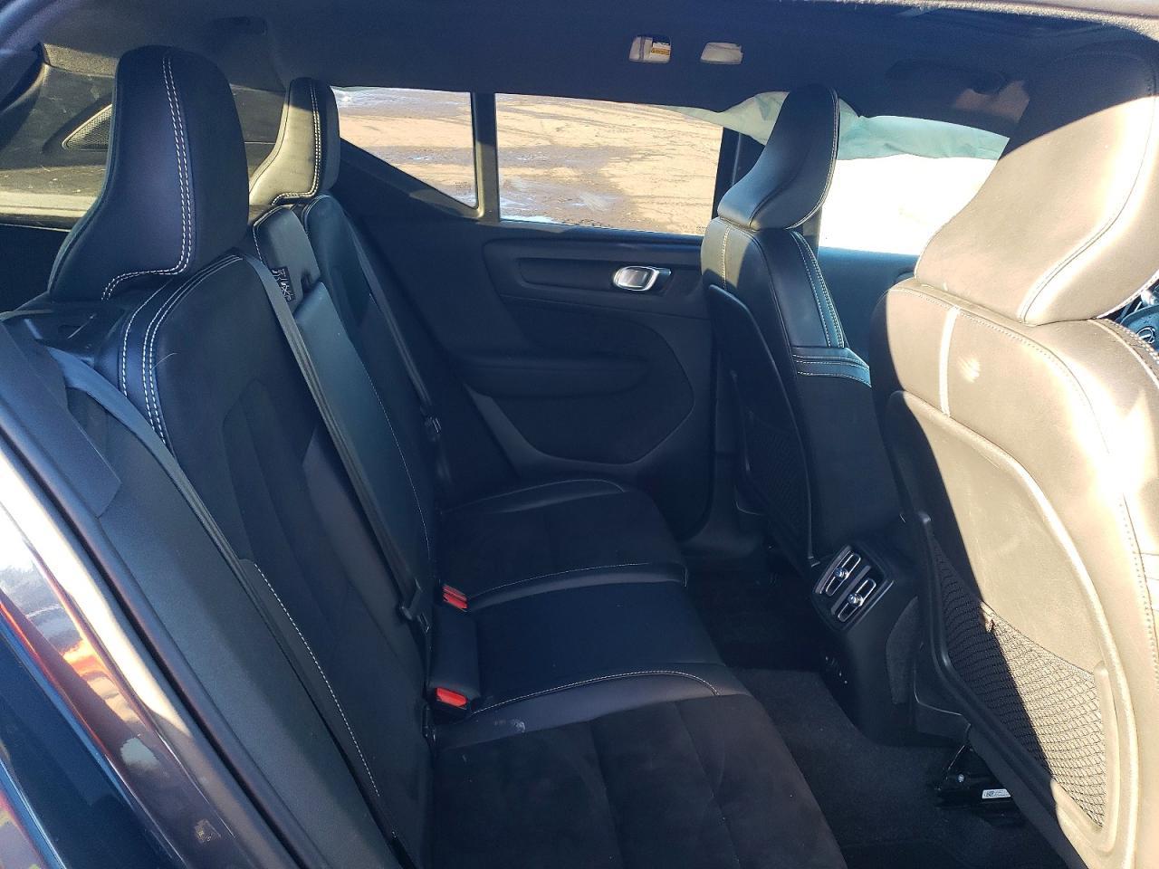 2022 VOLVO XC40