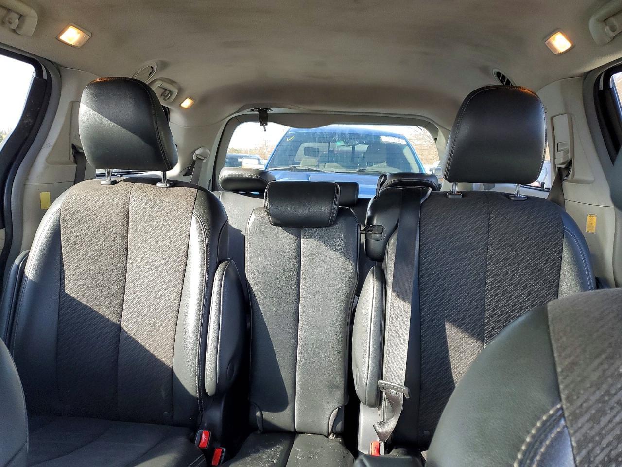 2011 TOYOTA SIENNA
