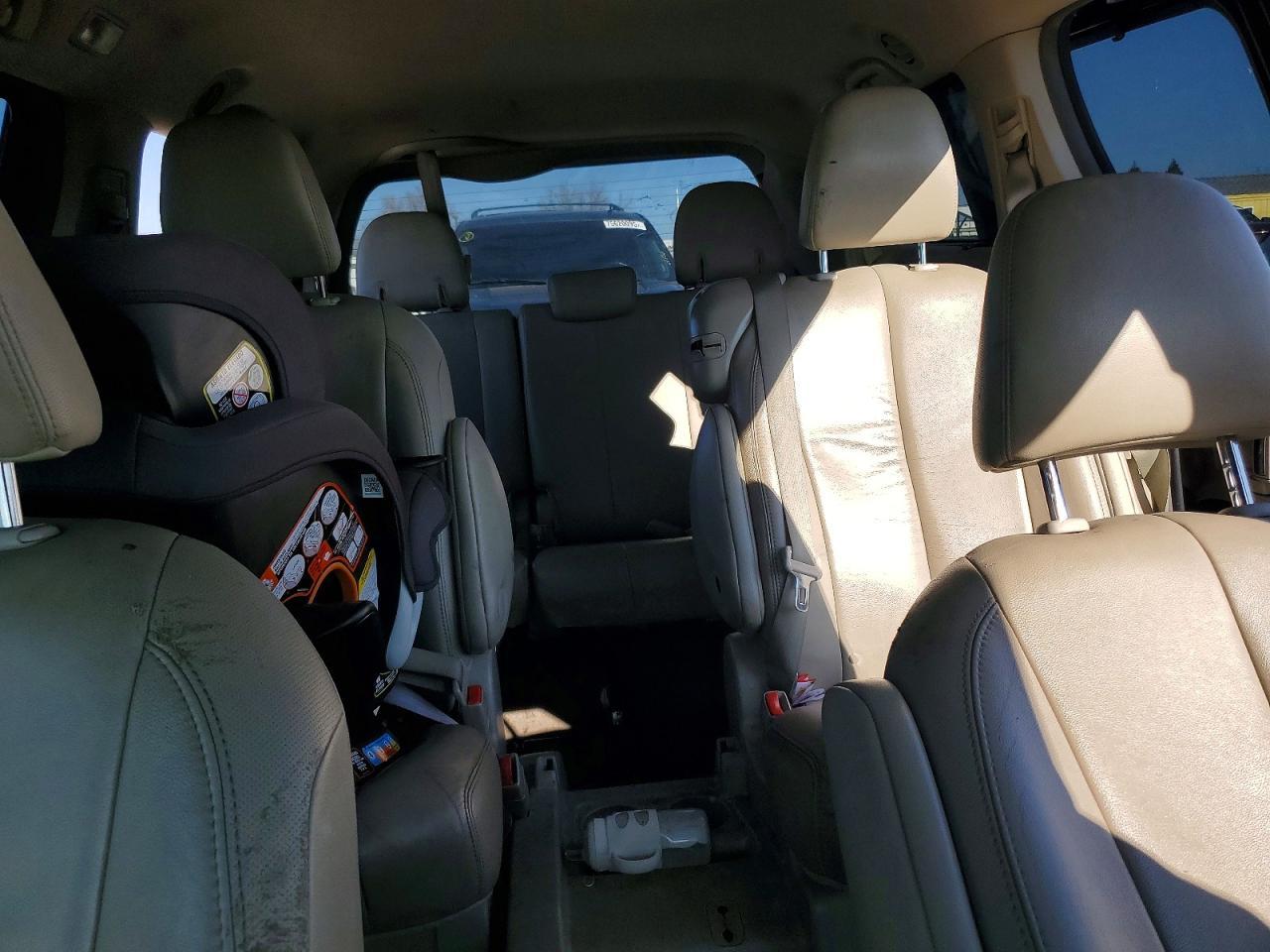 2011 TOYOTA SIENNA