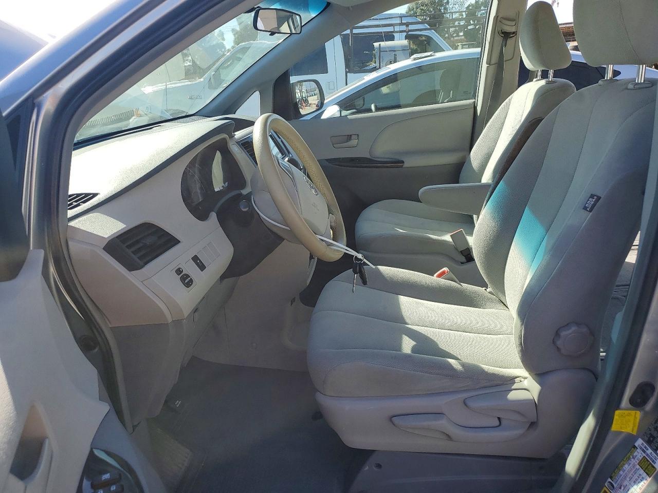 2013 TOYOTA SIENNA