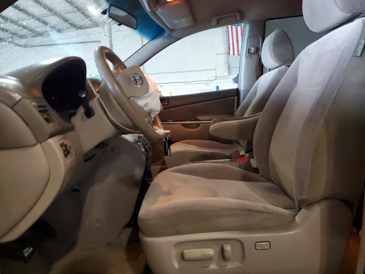 2010 TOYOTA SIENNA