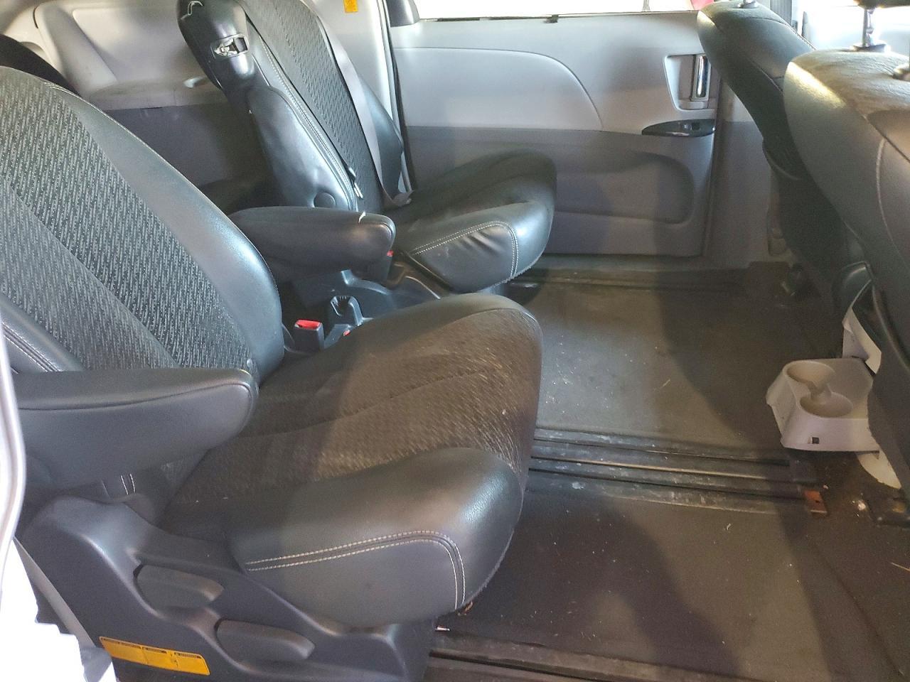 2011 TOYOTA SIENNA