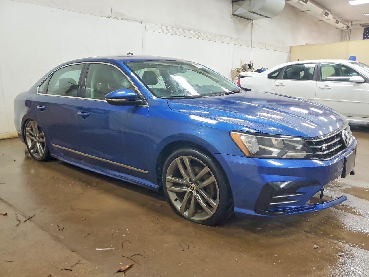 2016 VOLKSWAGEN Passat