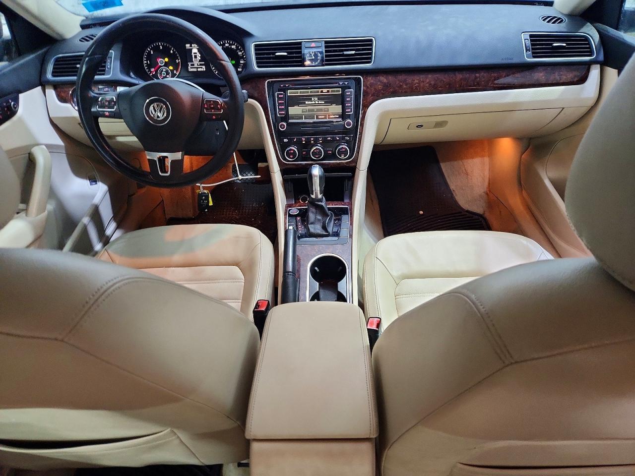 2013 VOLKSWAGEN Passat