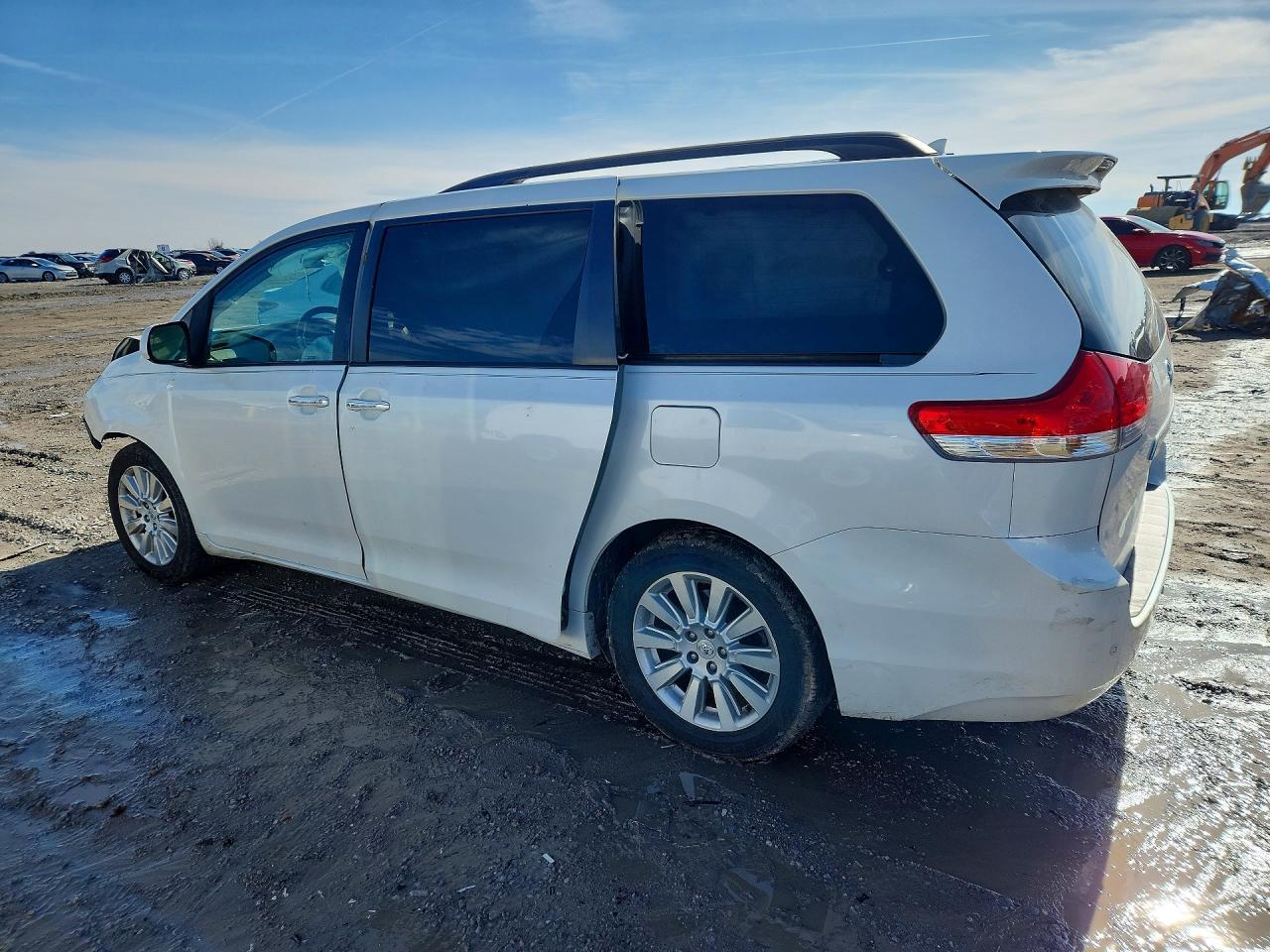 2011 TOYOTA SIENNA